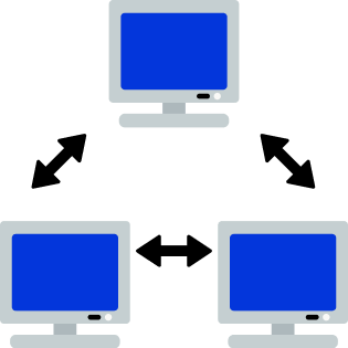 três computadores juntos conectados por setas